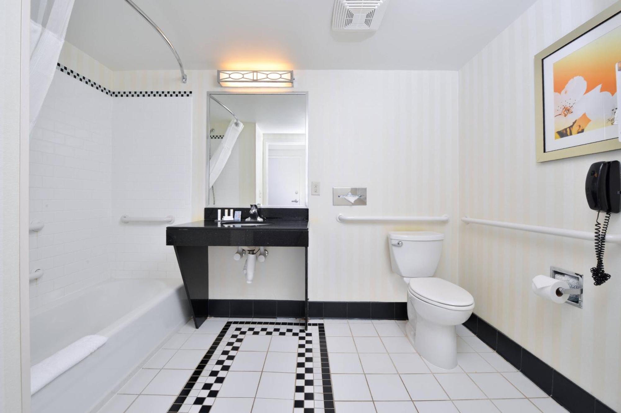 Fairfield Inn And Suites By Marriott Эшборо Экстерьер фото