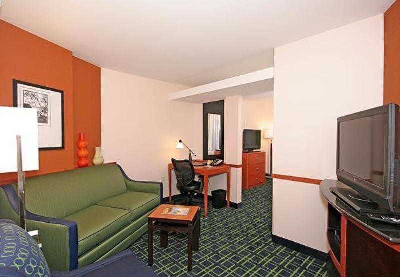 Fairfield Inn And Suites By Marriott Эшборо Экстерьер фото